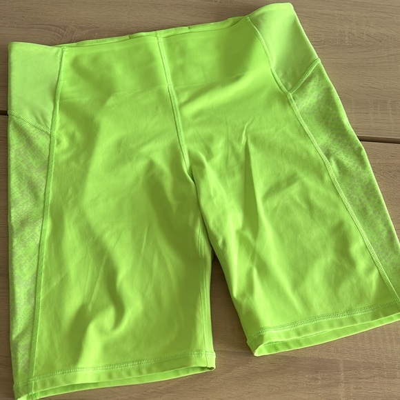NWOT Athleta Stay Fly 9” Biker Shorts - Picture 6 of 9